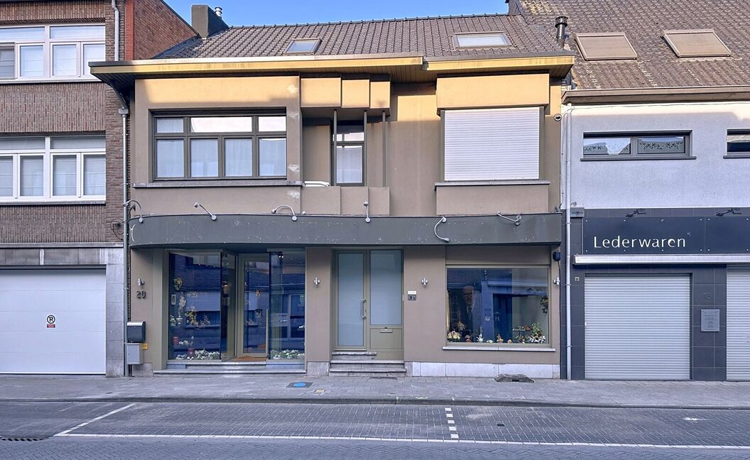 Commercieel gelijkvloers te koop in Aartselaar
