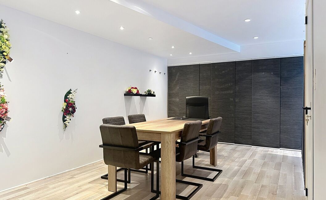 Commercieel gelijkvloers te koop in Aartselaar