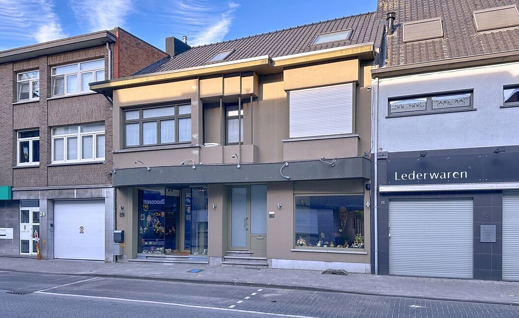 Commercieel gelijkvloers te koop in Aartselaar