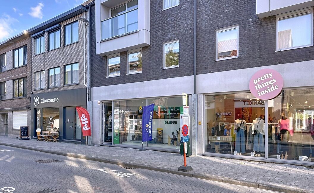 Commercieel gelijkvloers te koop in Aartselaar