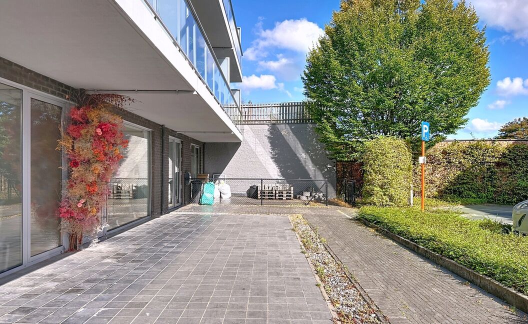 Commercieel gelijkvloers te koop in Aartselaar