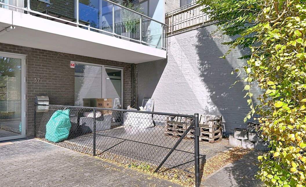 Commercieel gelijkvloers te koop in Aartselaar