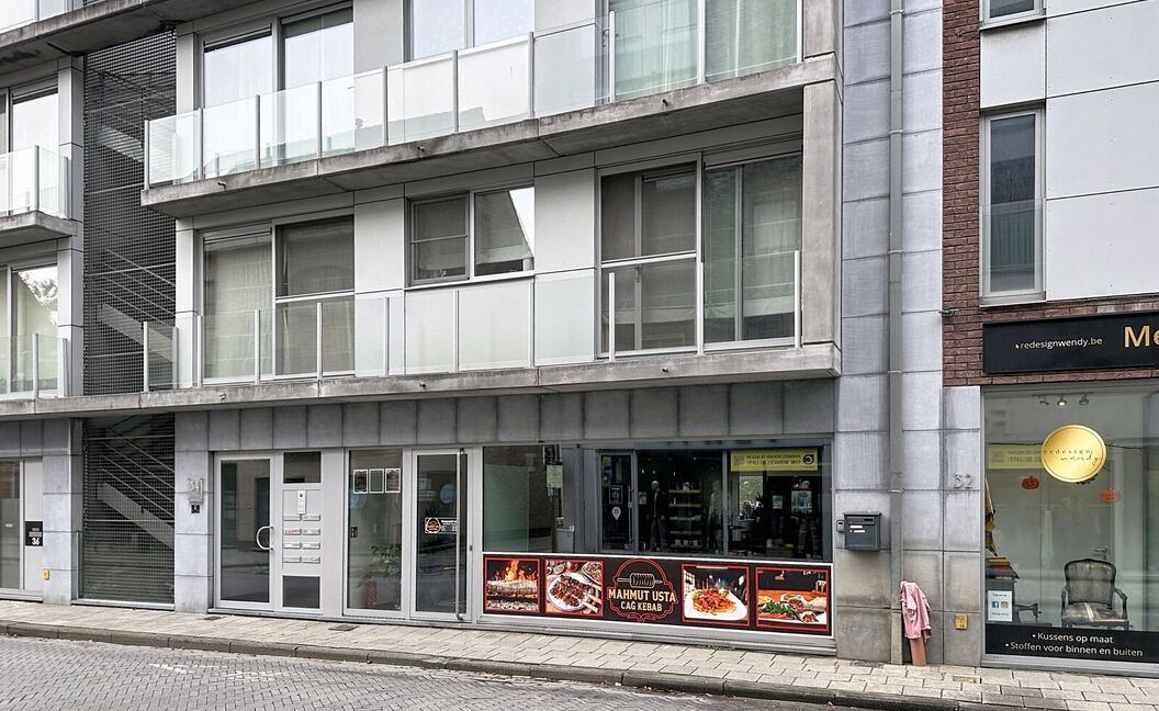 Commercieel gelijkvloers te koop in Aartselaar