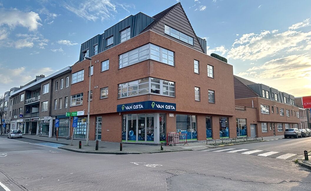 Commercieel gelijkvloers te koop in Aartselaar