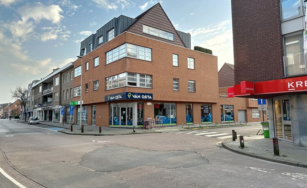 Commercieel gelijkvloers te koop in Aartselaar