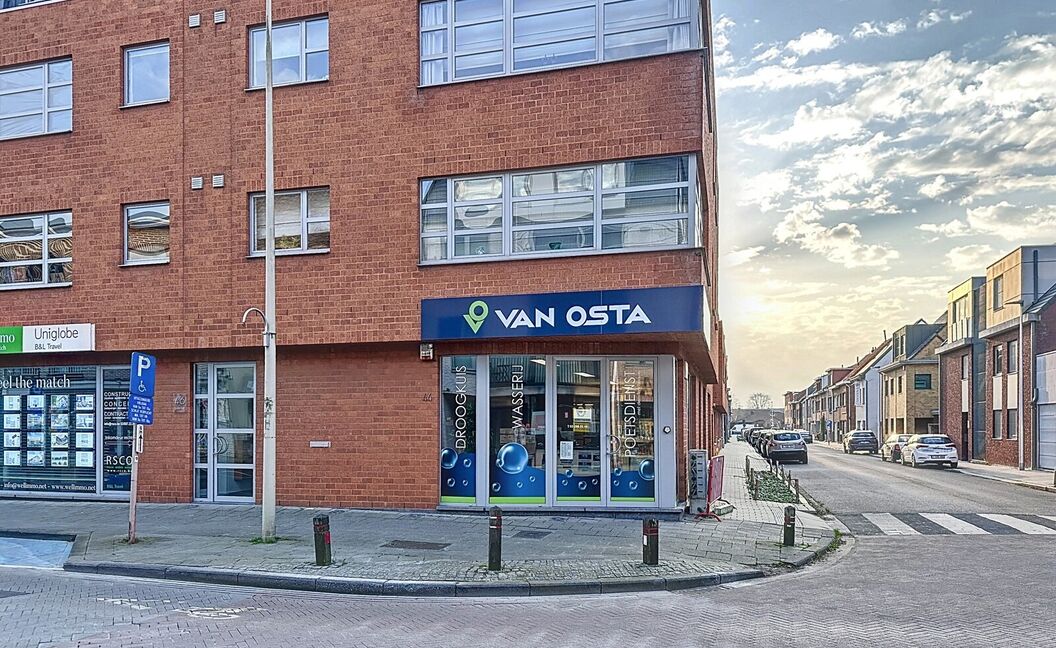 Commercieel gelijkvloers te koop in Aartselaar
