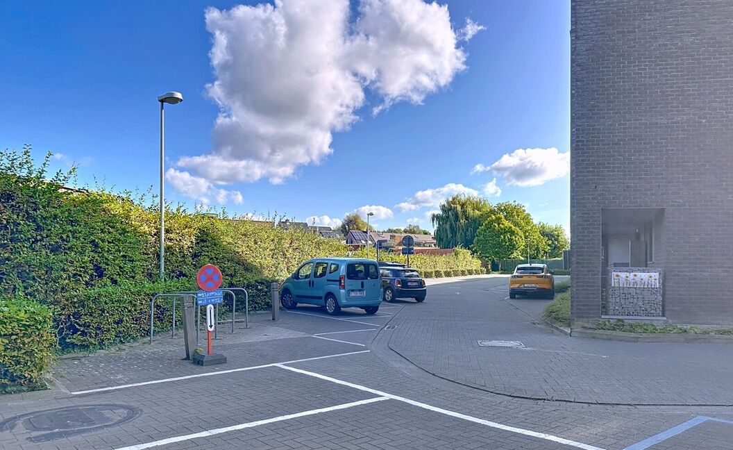 Commercieel gelijkvloers te koop in Aartselaar