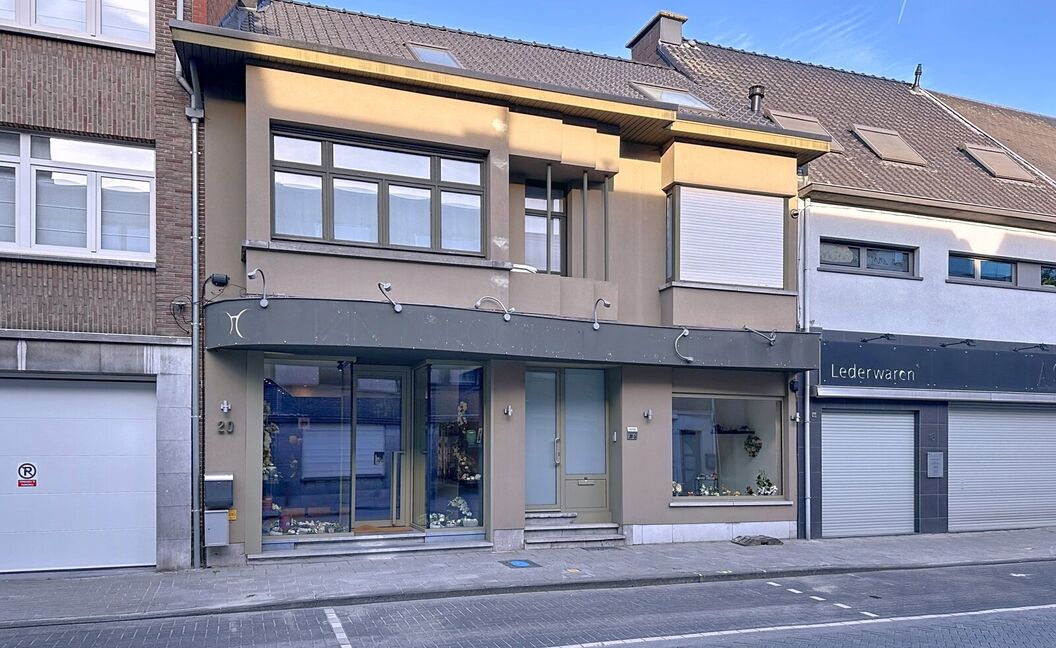 Commercieel gelijkvloers te koop in Aartselaar