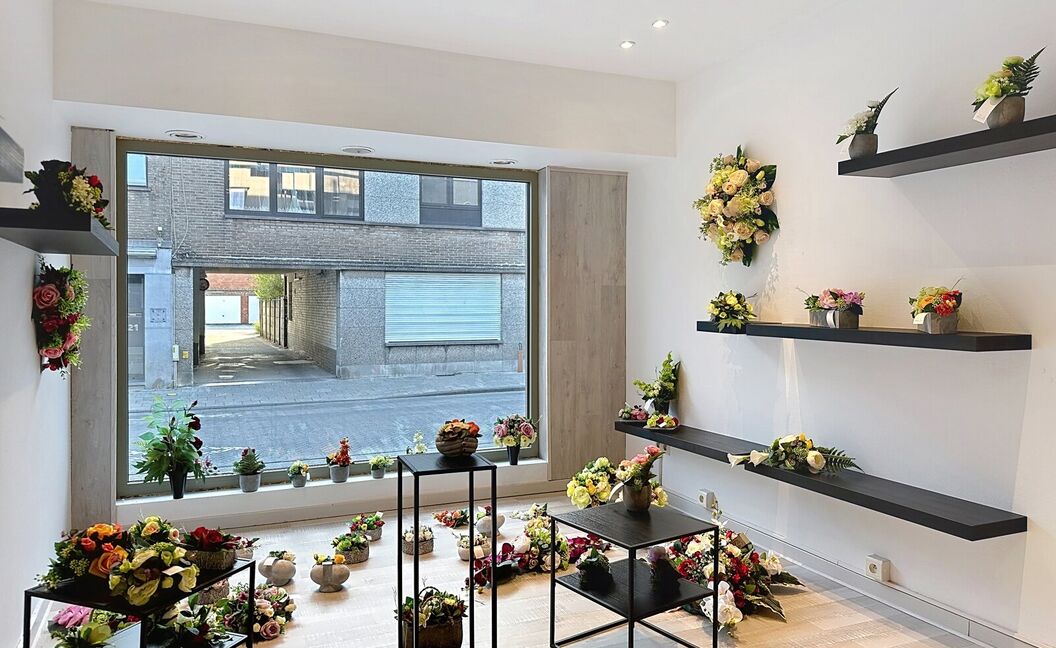 Commercieel gelijkvloers te koop in Aartselaar