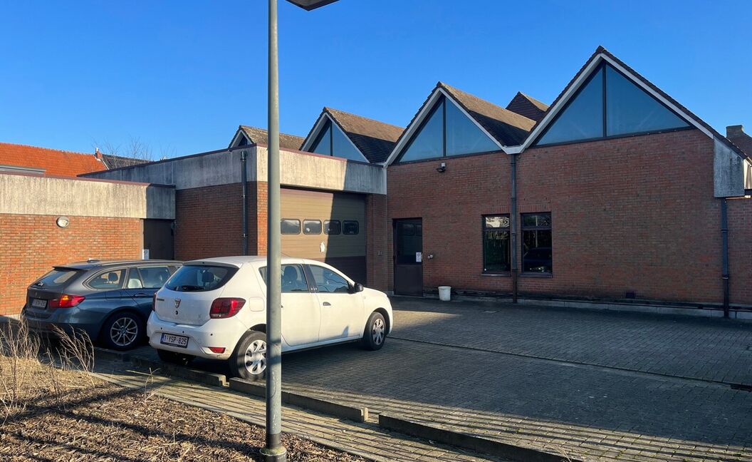 Commerci&euml;le building te huur in Aartselaar