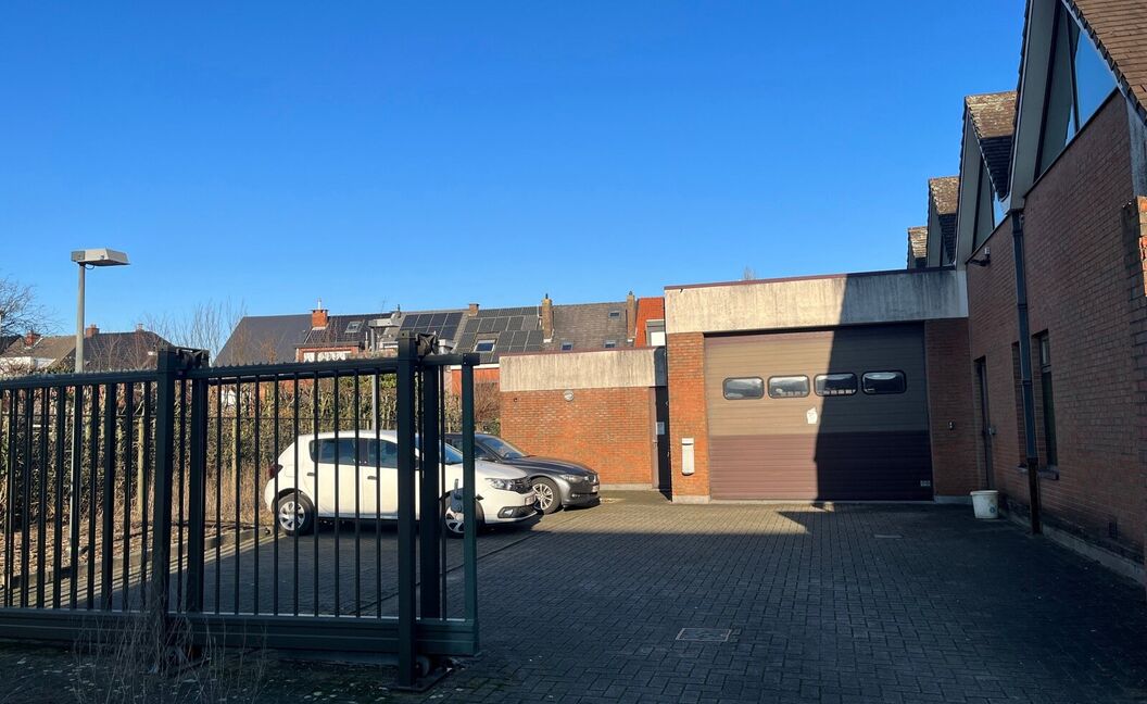 Commerci&euml;le building te huur in Aartselaar