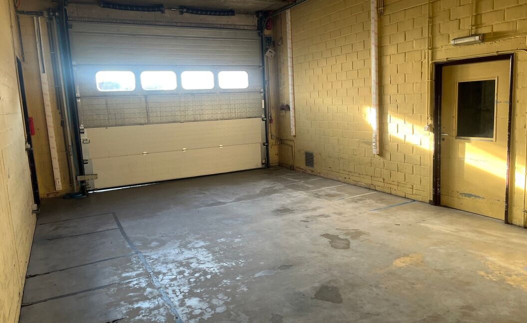 Commerci&euml;le building te huur in Aartselaar