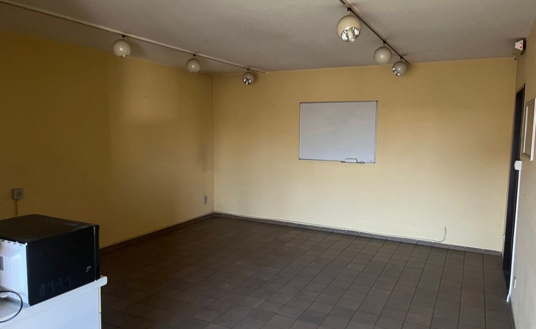 Commerci&euml;le building te huur in Aartselaar
