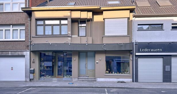 Commercieel gelijkvloers te koop in Aartselaar