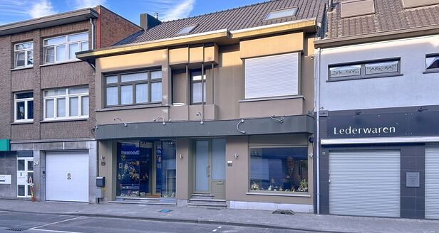 Commercieel gelijkvloers te koop in Aartselaar