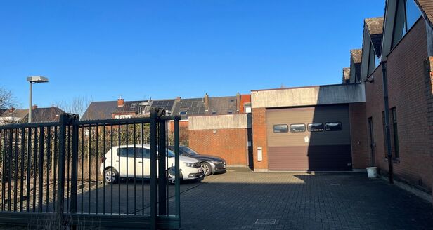 Commerci&euml;le building te huur in Aartselaar